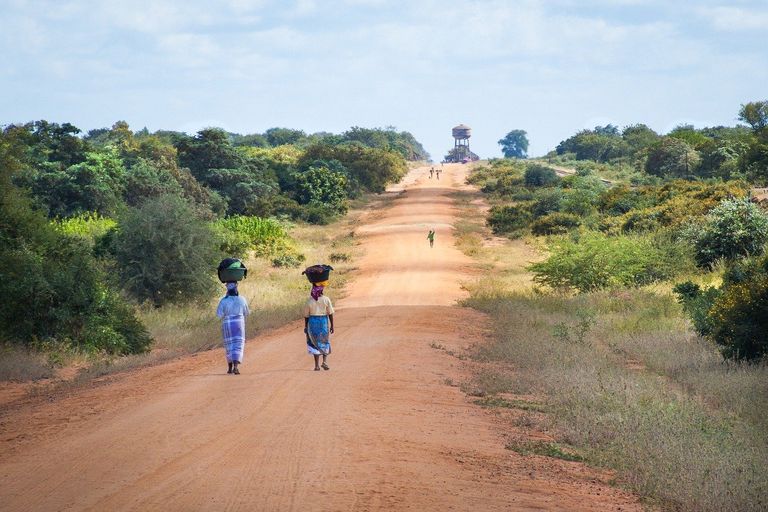 Localnici pe drum în Mozambic
