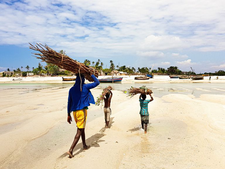 Localnici pe plajă în Mozambic