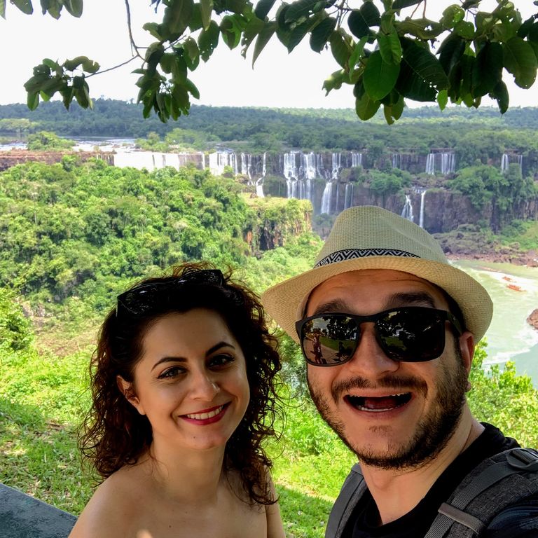 Turiști la Cascada Iguaçu