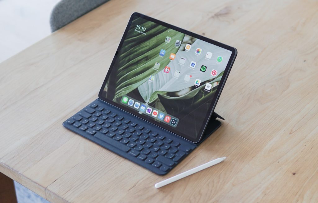 Laptop or tablet? It sounds like an easy choice, but it's not This article provides the pros and cons for each one and will help you make your choice.